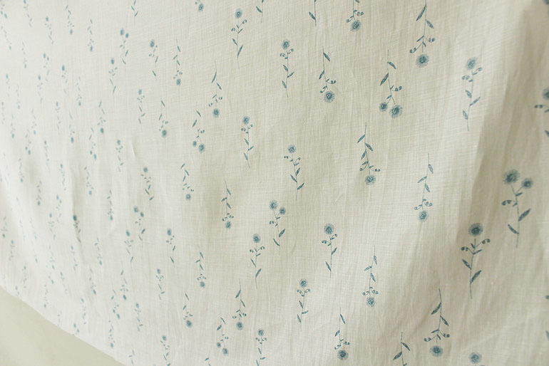 LINNETリネンプリント <br /> ハルジオン 白-ブルー